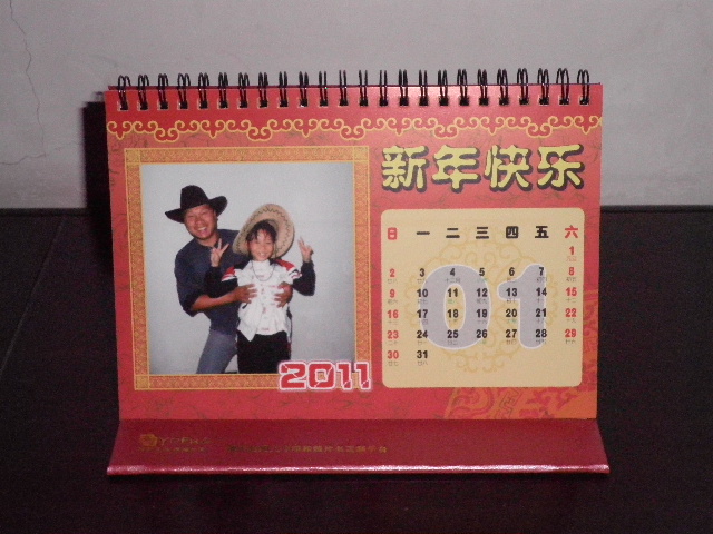 個(gè)性臺(tái)歷內(nèi)頁展示，父女兩的感情倍兒好