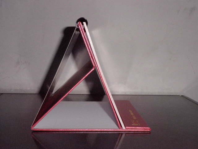 從側(cè)面看有福個(gè)性臺(tái)歷，三腳架的造型堅(jiān)實(shí)穩(wěn)固