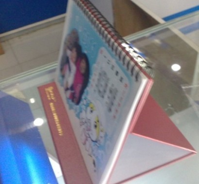 給大家看看個(gè)性臺(tái)歷的側(cè)面構(gòu)造，三角架結(jié)實(shí)