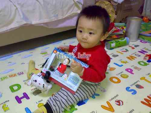 臺(tái)歷造型十分穩(wěn)固，不花哨