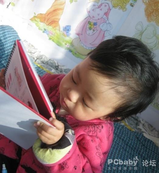 看得也倍兒認(rèn)真了，菲兒這是臺(tái)歷不是吃的，不用這么認(rèn)真