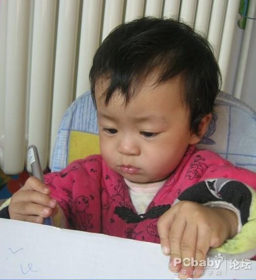 菲兒寶貝對(duì)著臺(tái)歷愛不釋手呢