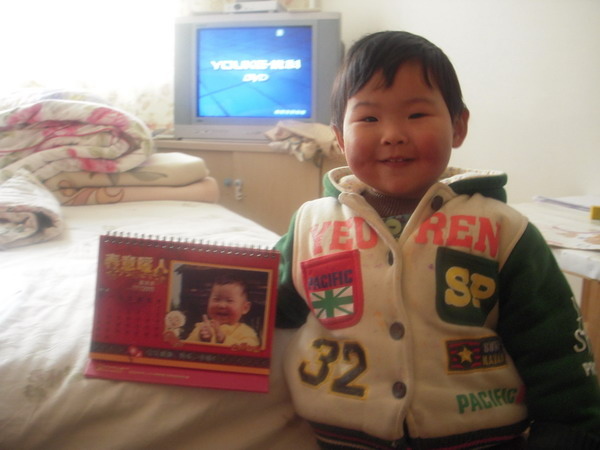 牛牛和臺(tái)歷的合影，很喜歡這個(gè)小東西哦