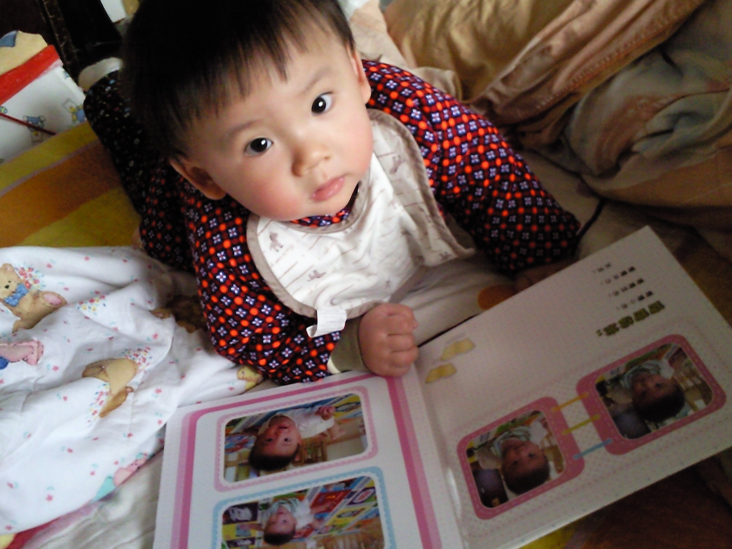 兒子你看什么呢，媽咪給你做了好東西，你要看的是照片書