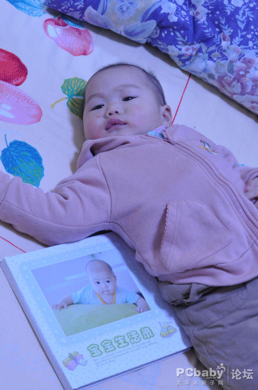 看看兒子和照片書(shū)的合照吧，這下你們就知道相冊(cè)有多大了