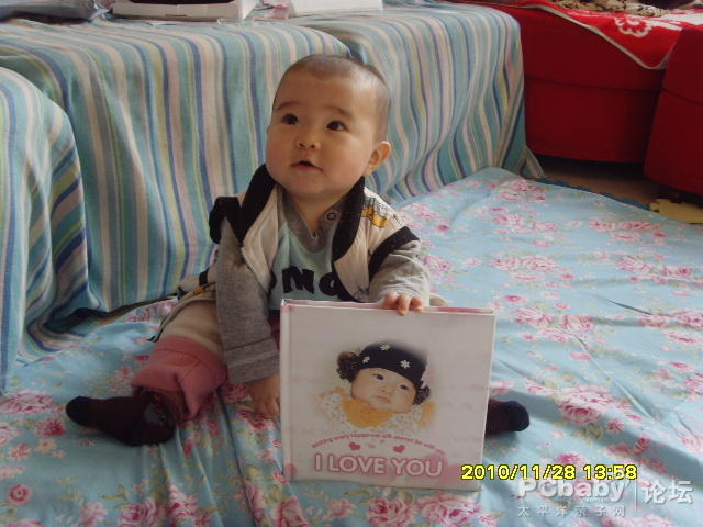 小伙子看書本，不要看著我，你現(xiàn)在是代言人