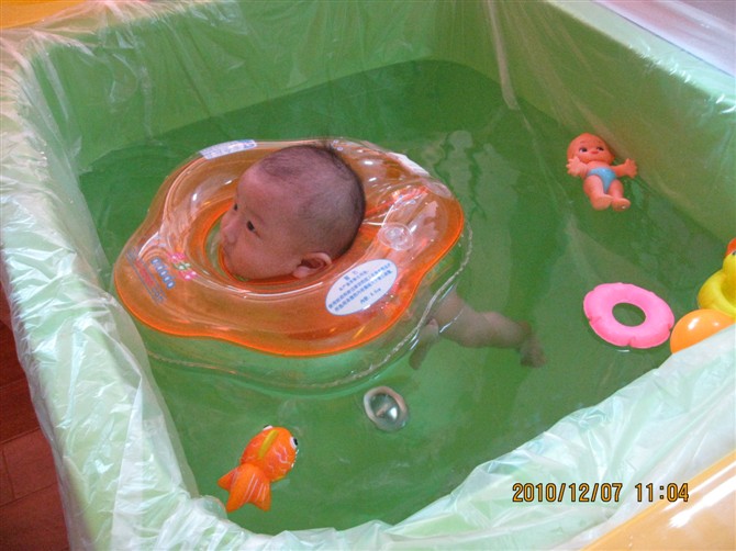 寶寶超級可愛的，游泳中